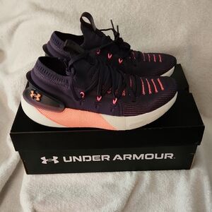 NIB Women Under Armour HOVR Phantom 3 Sz9
